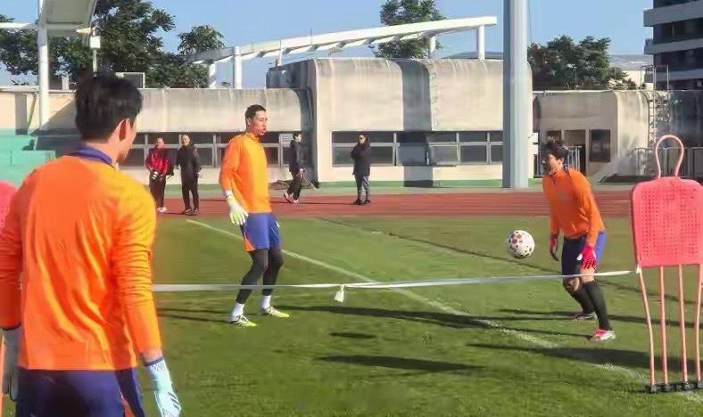 2月25日国内球队热身赛战罢。山东泰山以全华班年轻阵容出战，2-3不敌青岛海牛，