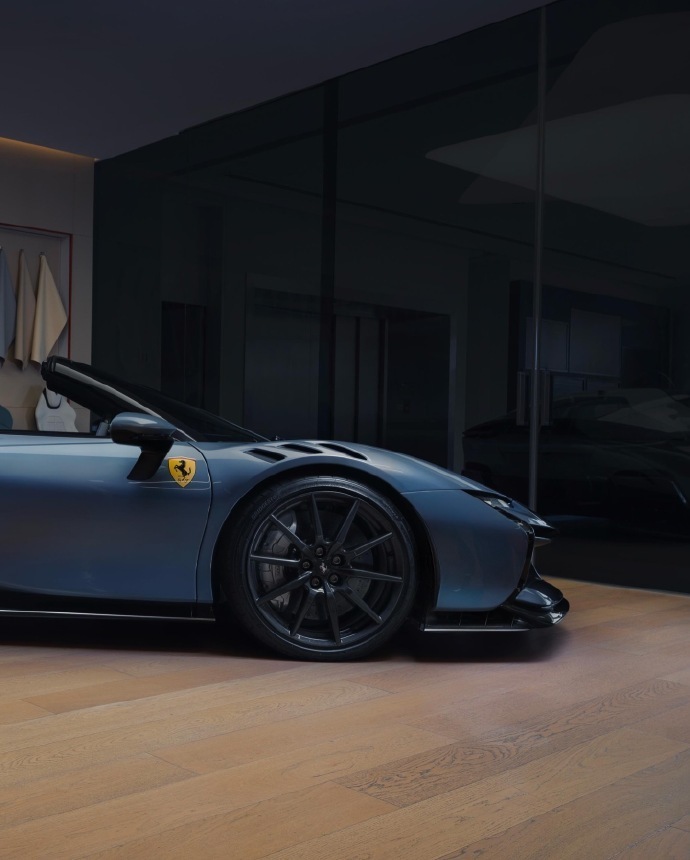 它是 FerrariSF90XXSpider ，采用醒目的双色车身：以 Blu 
