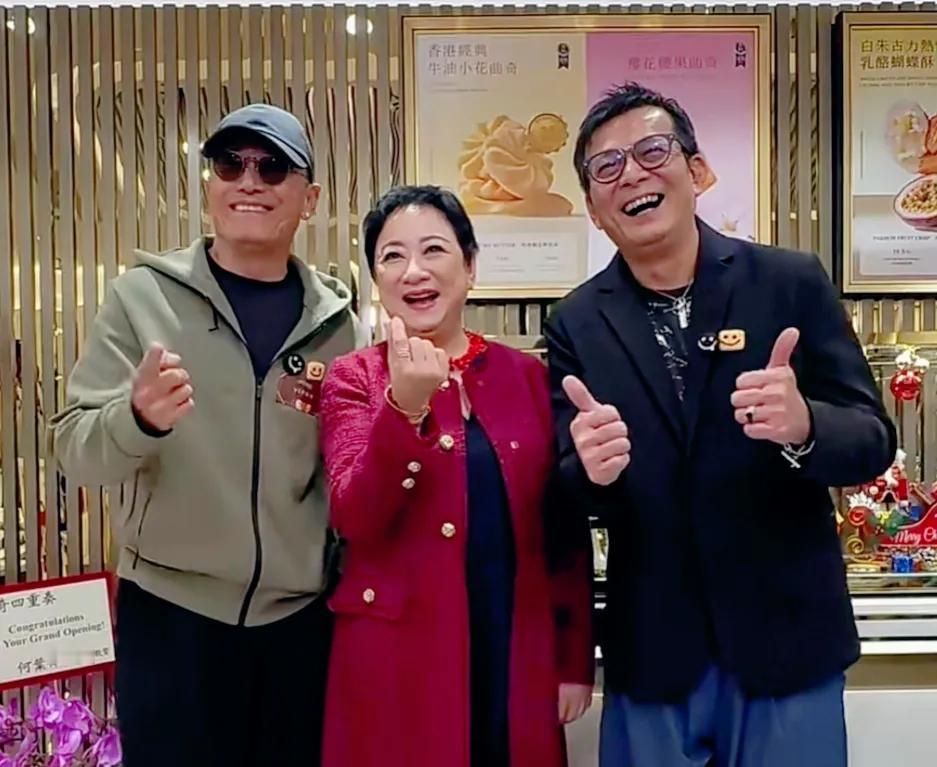 还认得黄日华苗侨伟中间的女星吗？现在转行卖饼了
近日，黄日华苗侨伟结伴出席谢宁的