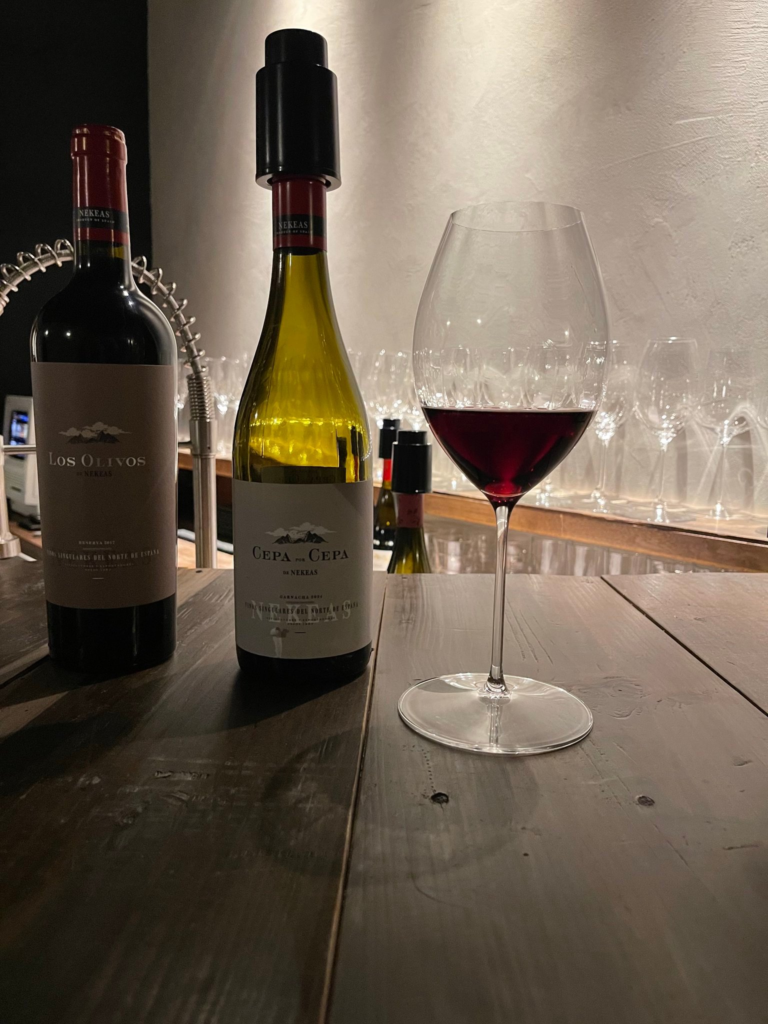 这杯中蕴含着鲜活的⽣命，如灵性在⼈的精神⾁体之中。这杯中物⾥蕴藏着跳动的⽕，犹如