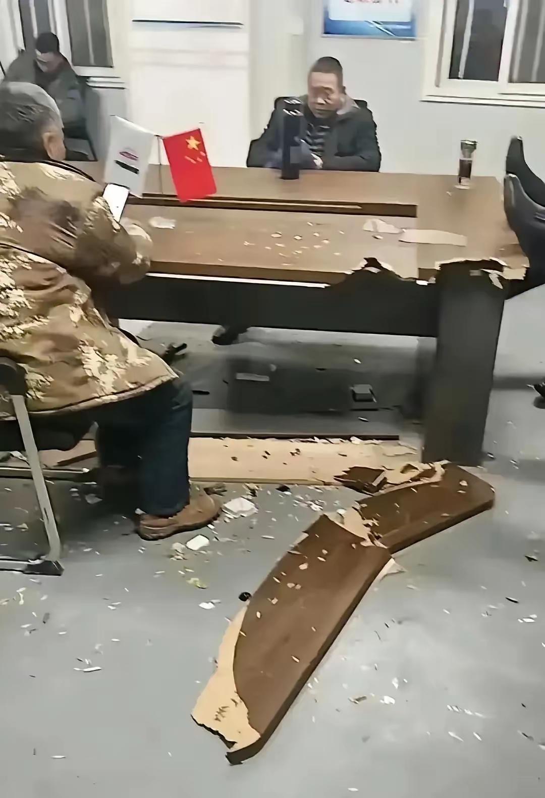 年底了，欠钱的都是大爷，追债的都快成孙子了。甲方说已经支付了，包工头说钱没到位，