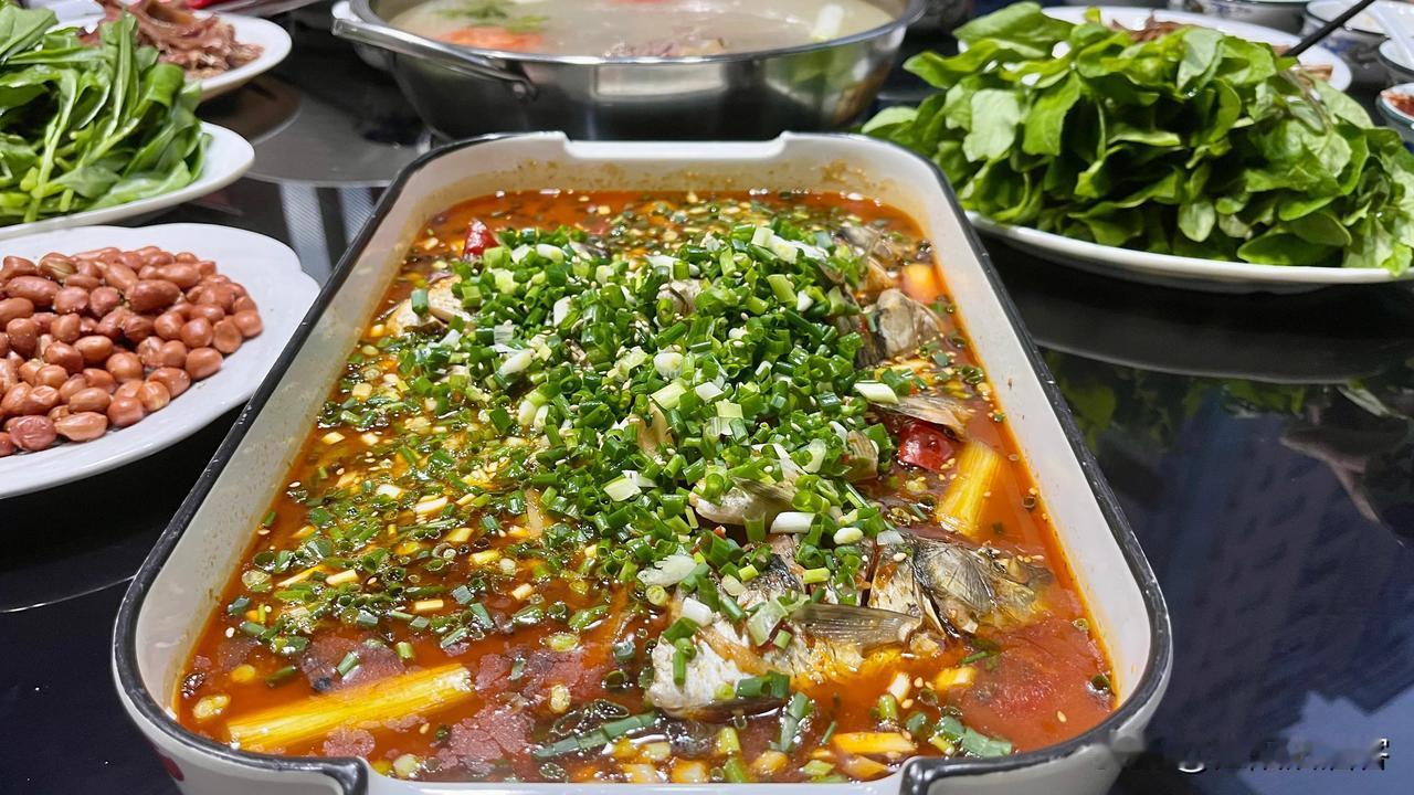 #秋日生活打卡季#
一个人享受不了多少美食，一群人就不一样了，不管是请客还是泸州