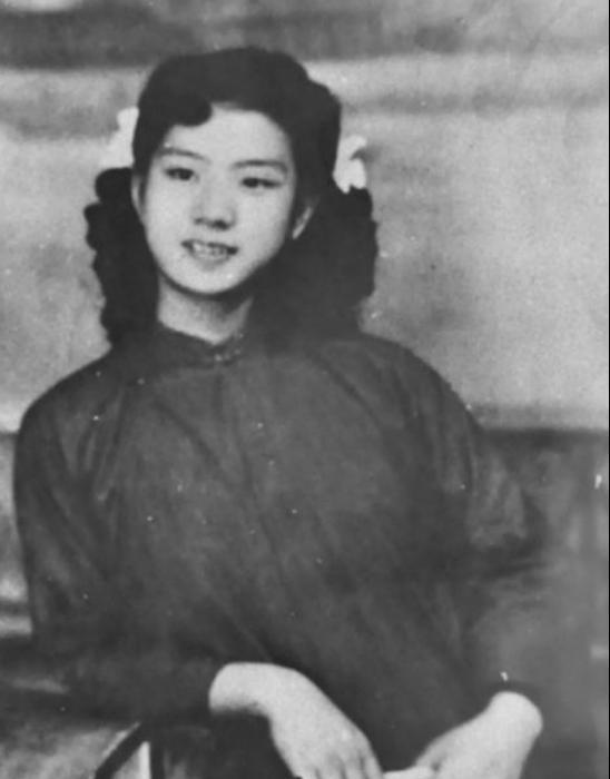1945年，特务头子毛森抓捕了一个交际花小姐，审讯时，毛森用刀划开了她的衣服，十