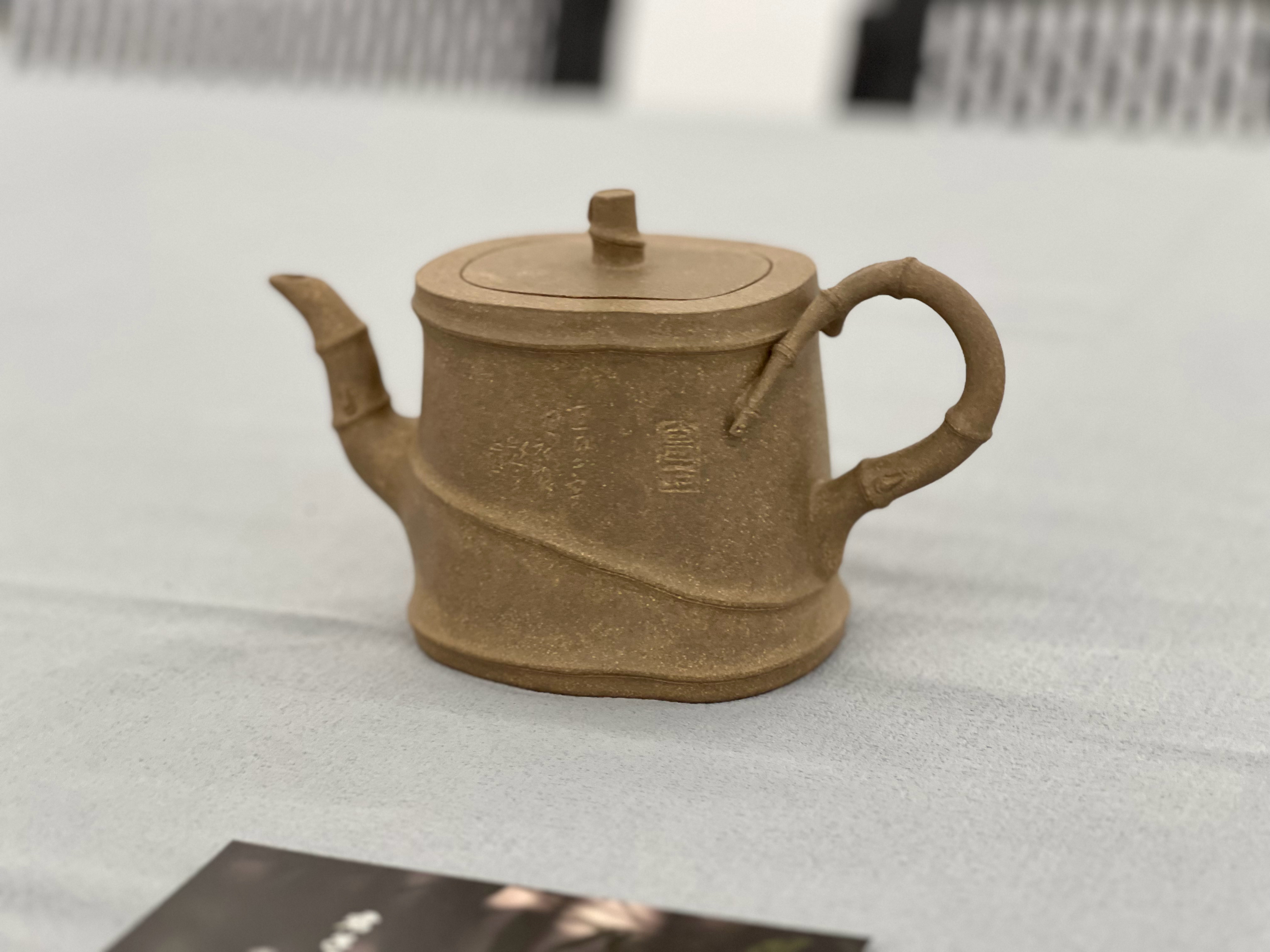 赏戴云燕的竹主题紫砂作品。写实雕琢，竹韵凝于壶间，竹影婆娑，清风暗生，器物自带一