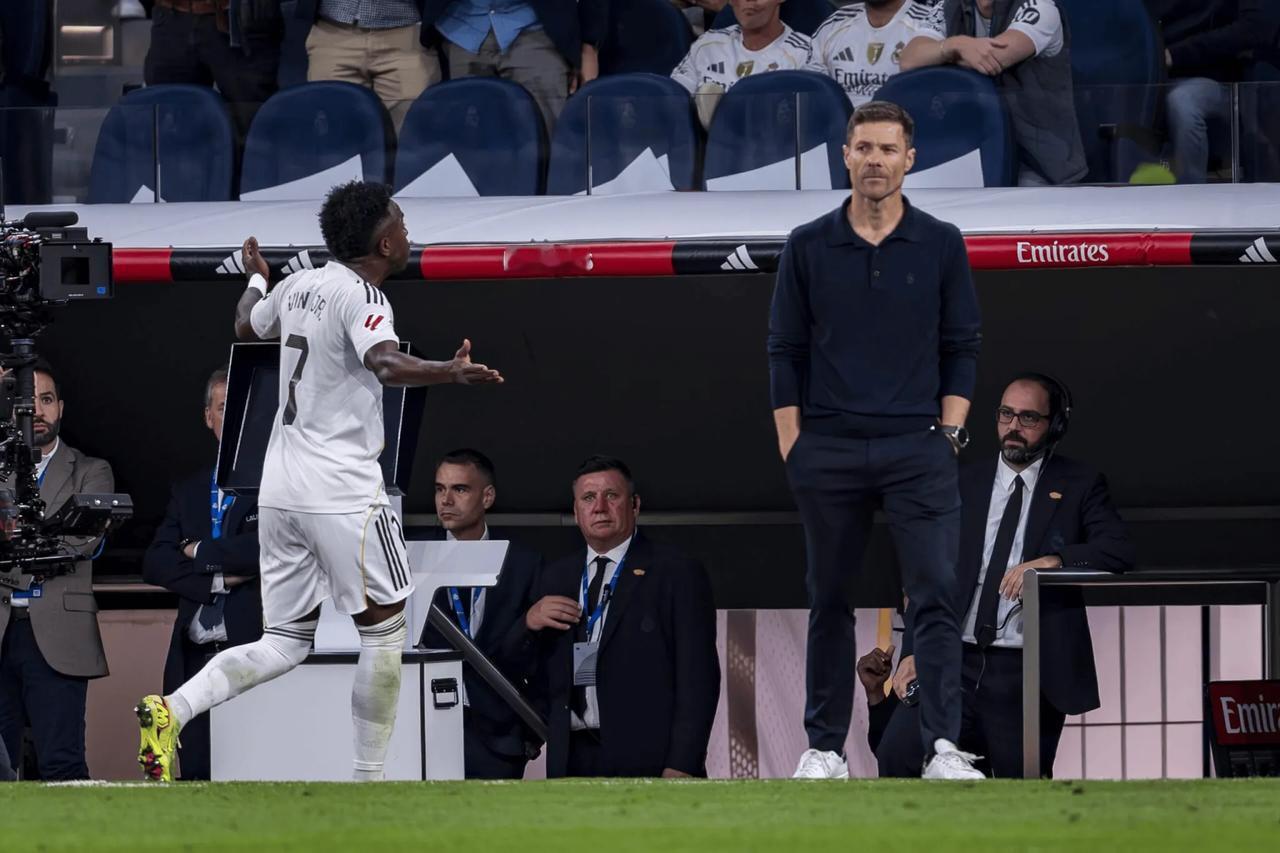 其实阿隆索就是皇马管理层在球队的代言人

越来越觉得阿隆索是比之前任何一个教练都