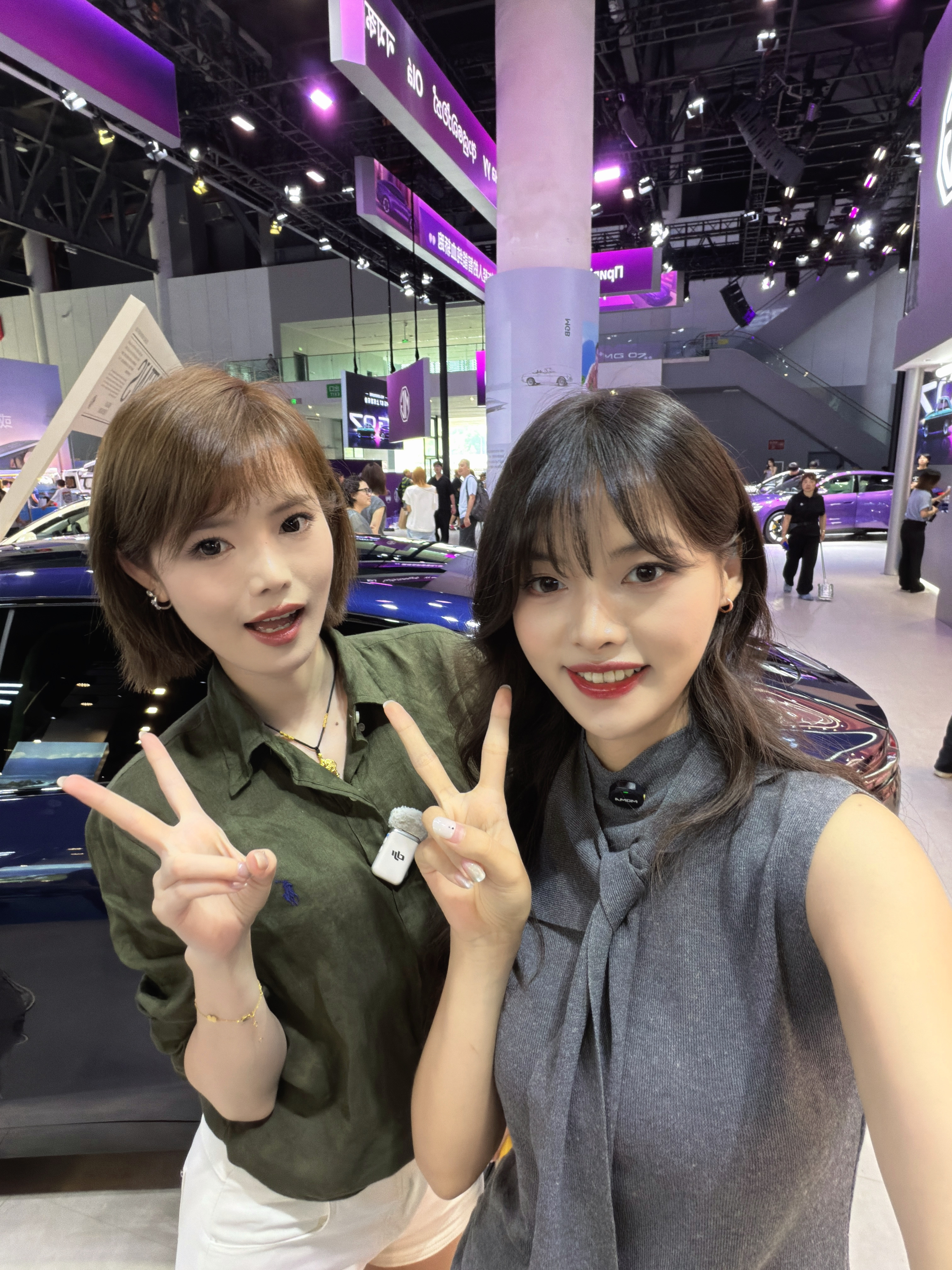 有人说我们很像！美女总是有相似之处的～