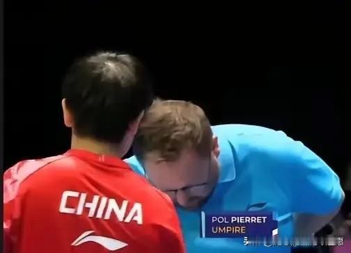 真的被这位大叔感动了！他不仅是裁判，更是一位绅士！

孙颖莎从淘汰赛打到争夺赛，