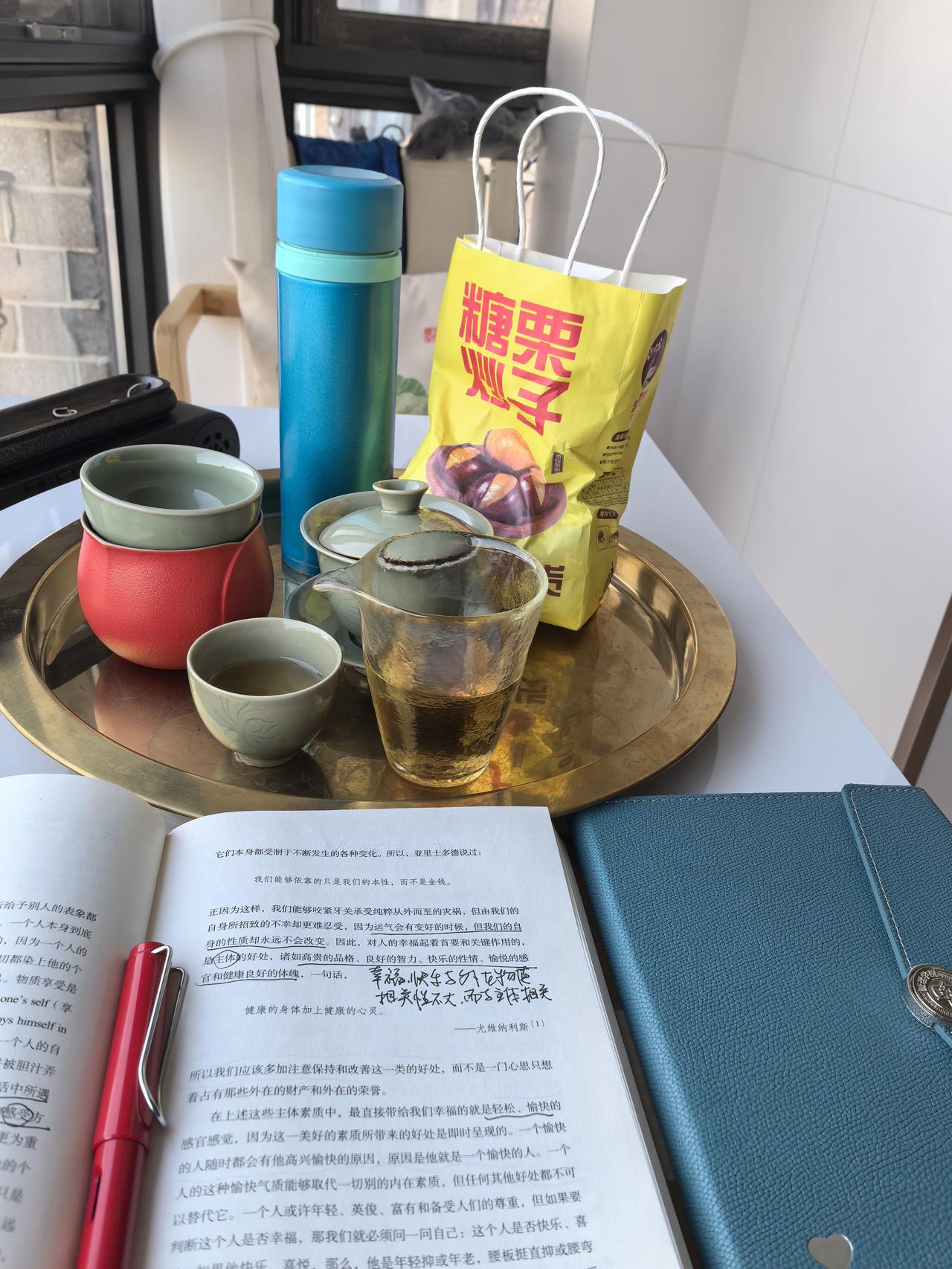 午后阳台一隅，有书有茶有音乐有零食相伴的时光，是我一天当中最惬意最愉悦的。
  