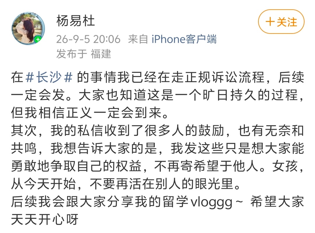 女子与4岁男童摸臀争议一个4岁的成年男人，当众摸一个20几岁的未成年少女的屁股！