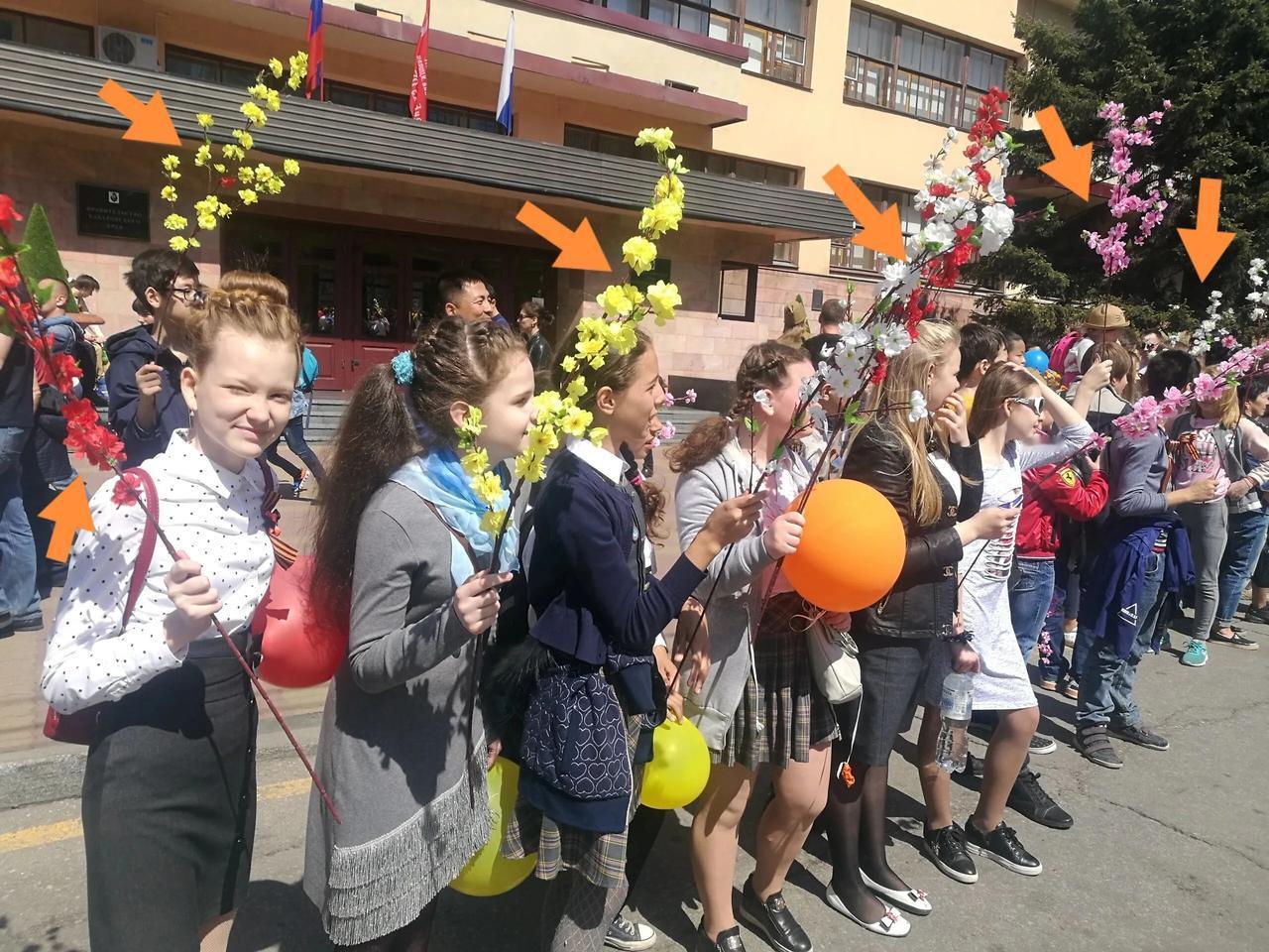 俄罗斯胜利日民众满脸欢喜手持鲜花祝贺。