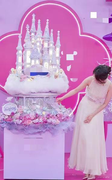 杨幂[超话]杨幂宠粉的含金量还在上升 杨幂总是在每一个活动中用心宠粉，她不仅外形