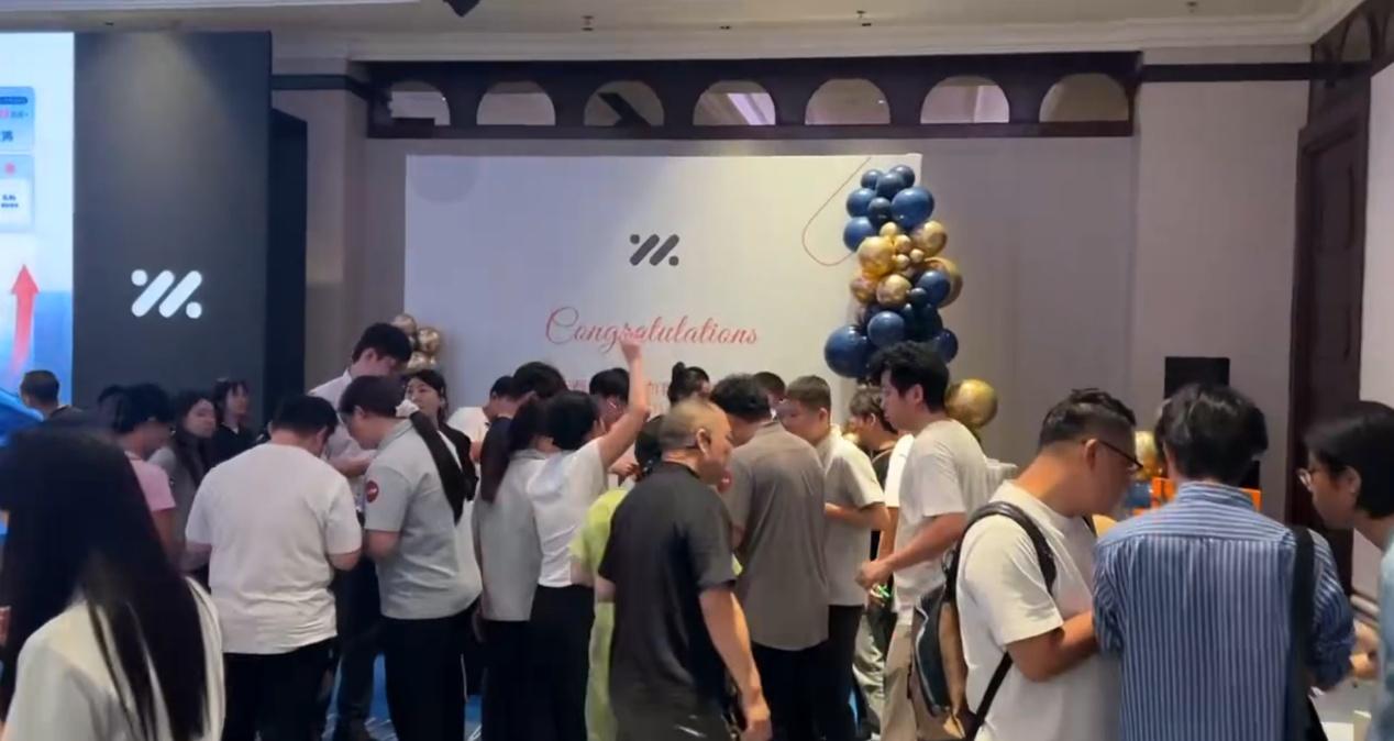 新一代智己LS6卖疯了，发布会还未结束，已经有大批顾客抢先下单！9月10日晚，新