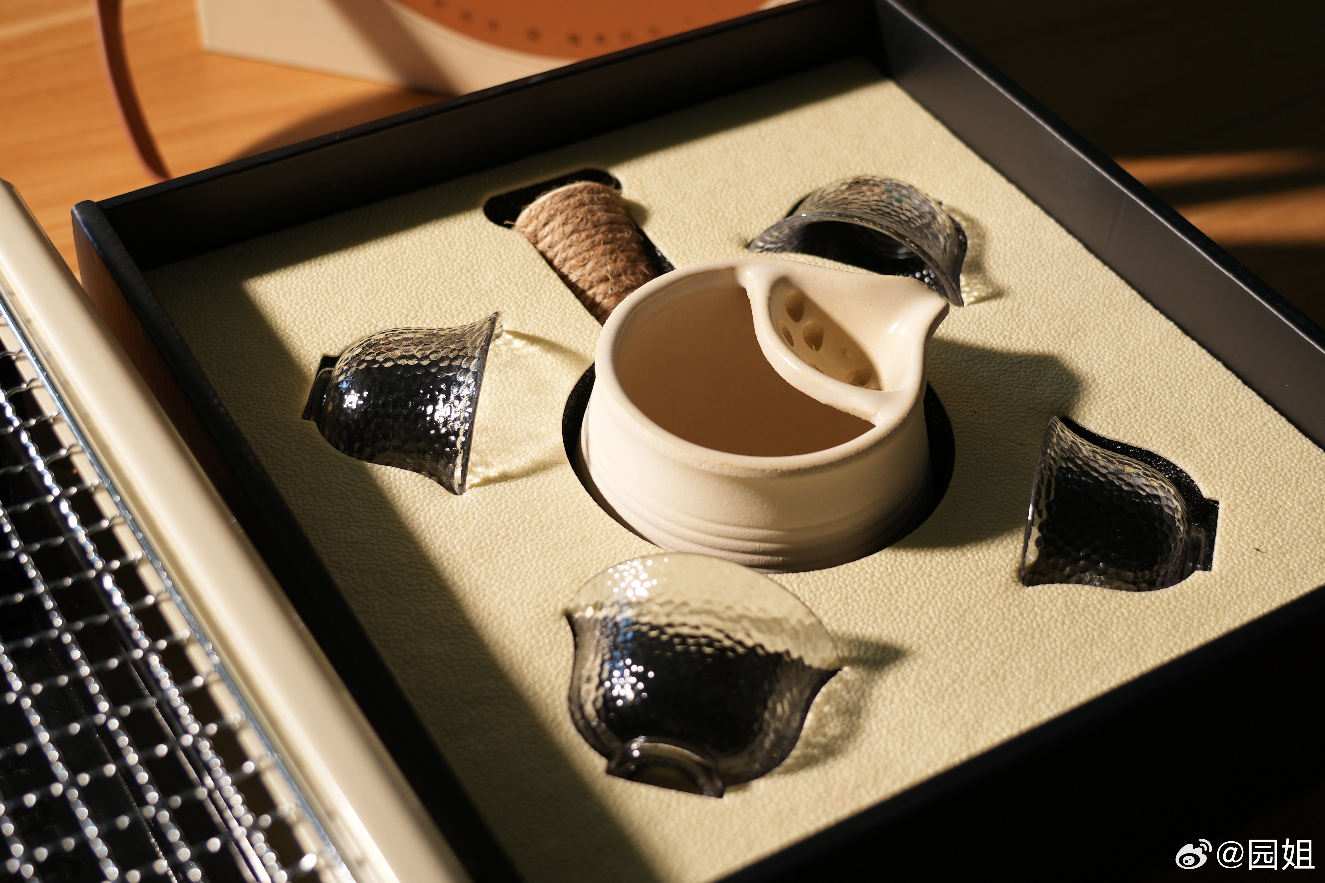 华为新年礼盒送了一套围炉煮茶的装备，那必须安排上，我们已经在工作室开始煮茶了