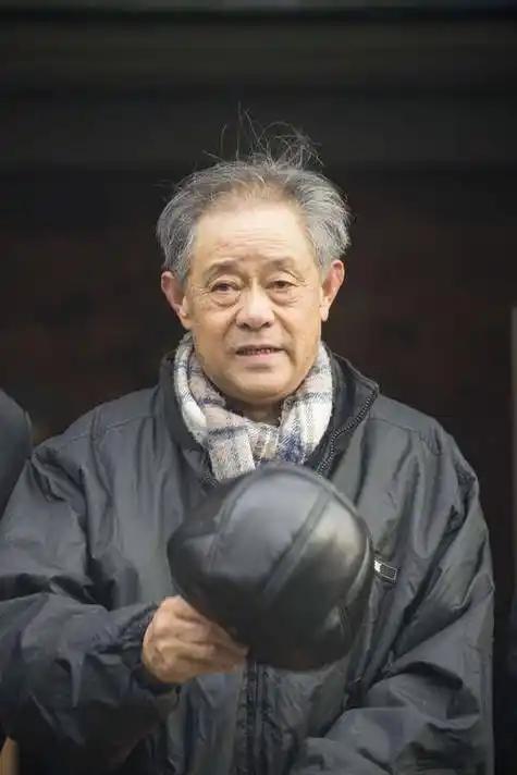 17年前，42人联名举报徐湖平，没人敢动，就连上了新华社内参也不了了之。
如今他