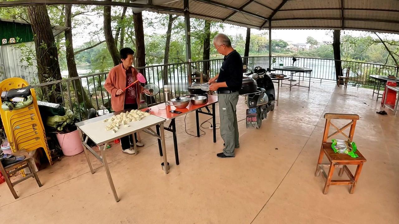 今天陕西大哥请我吃饺子，这热情谁顶得住啊！自己包的酸菜肉饺子，一口下去满嘴都是家