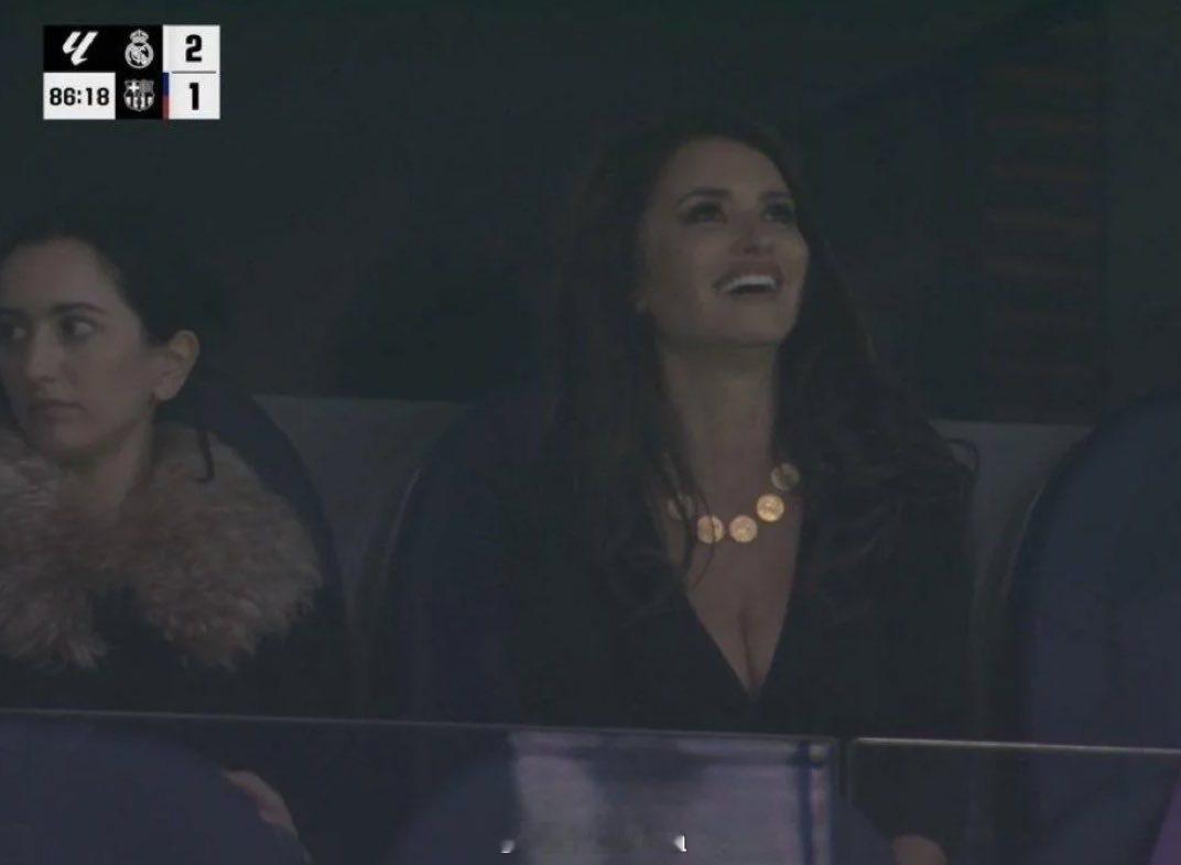 我的女神也来看西班牙国家德比了💃💞⚽佩内洛佩·克鲁斯现身皇马伯纳乌球场观看皇