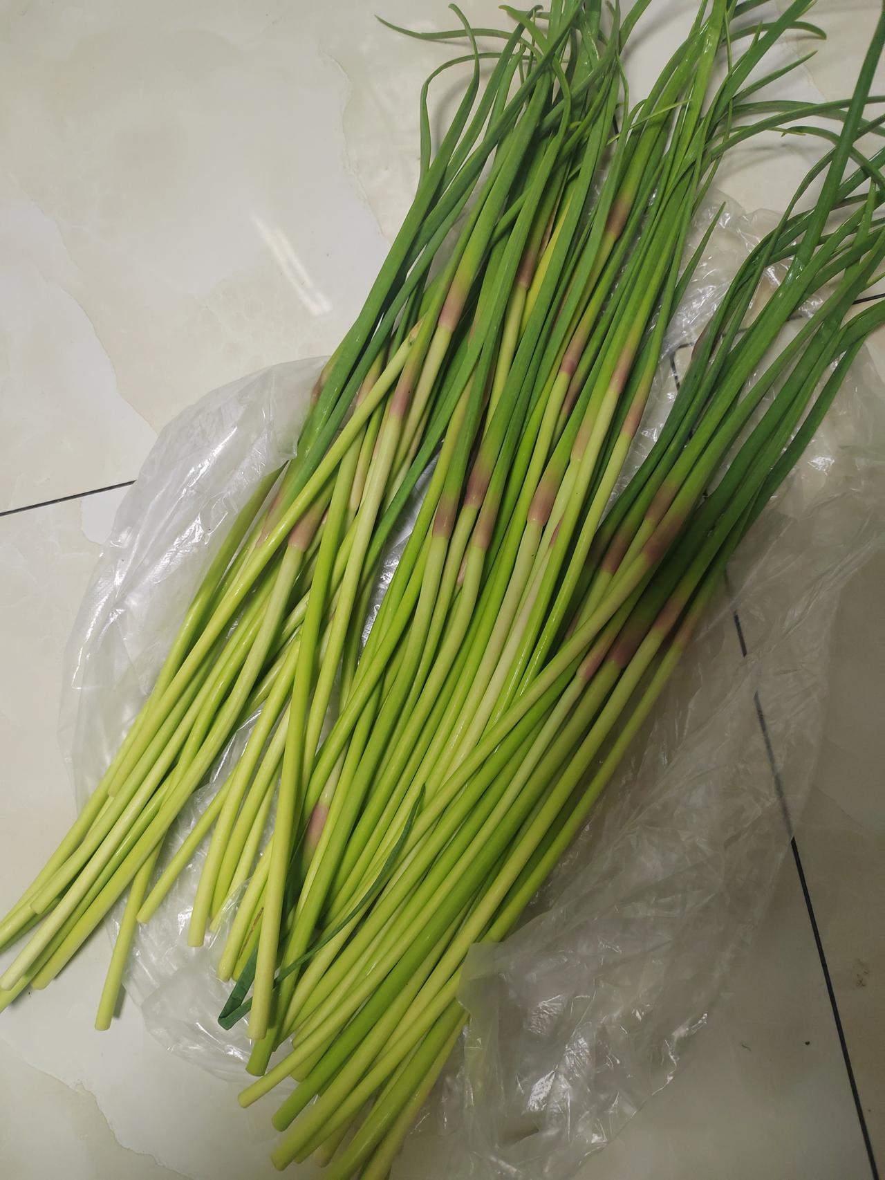 多多买菜买到的蒜苔，这还能吃么！[捂脸]要我说买菜水果啥的尽量别网上买，我是这么