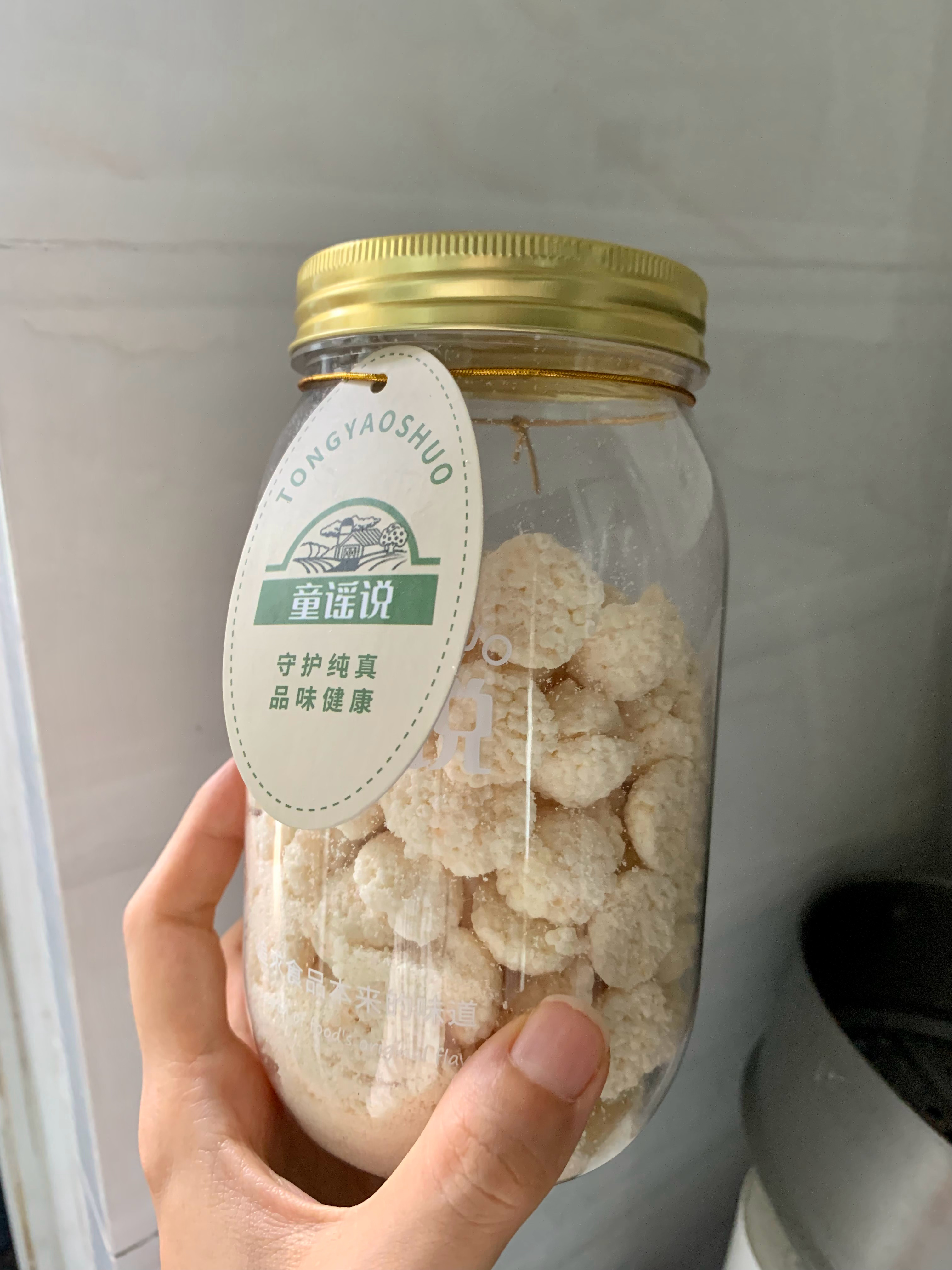 童谣说这两个零食买得太对我口味了。浓郁，酥脆，香醇，奶皮子脂肪比较高，这一大片可