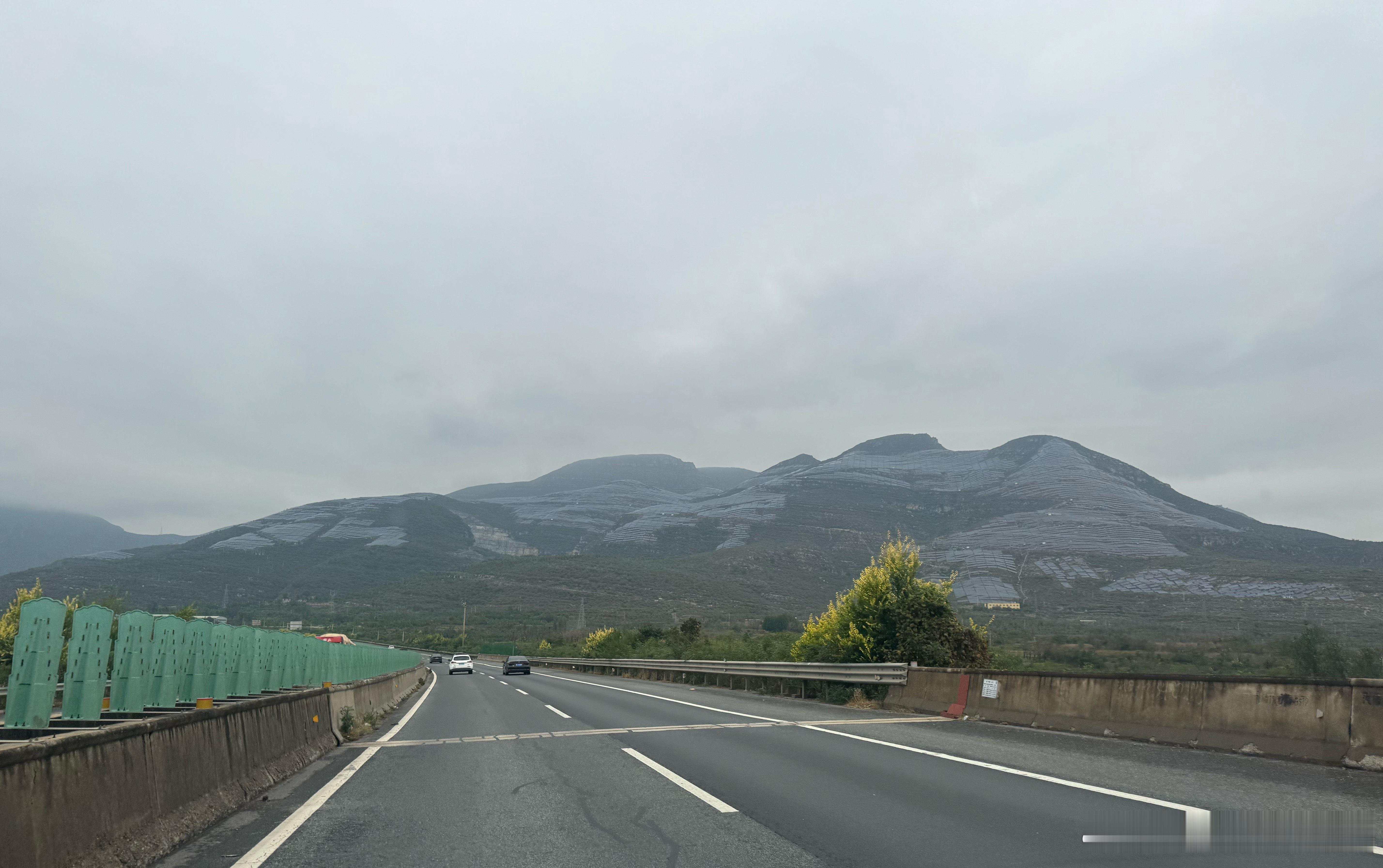哇！这满山遍野的太阳能板，好壮观！有点好奇冬天下雪时候怎么清理？[傻眼]  ​​