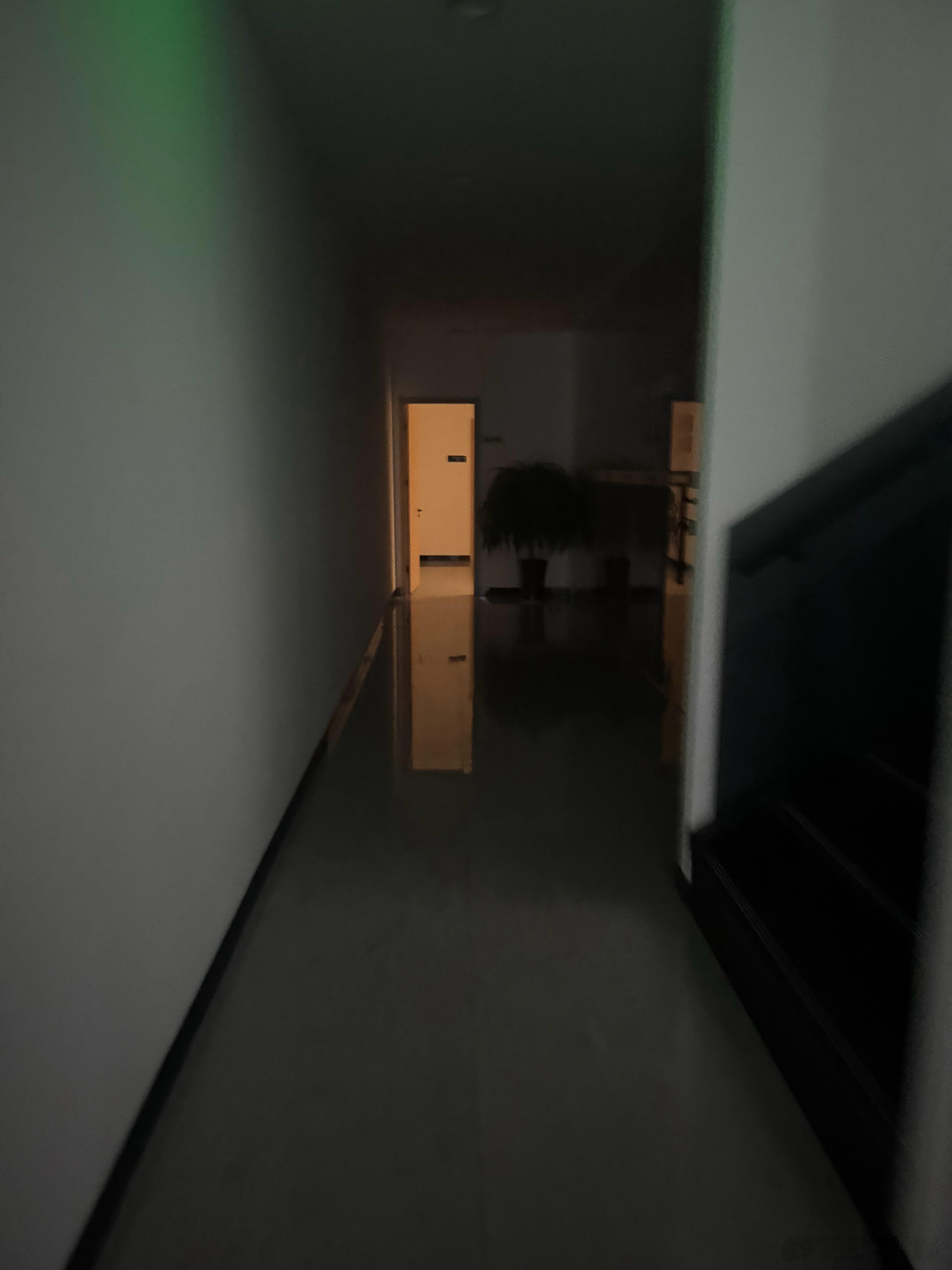 之前车难卖，4S店选择在无人时段关灯省电费，这真不是个例，好多豪华品牌也这么干。