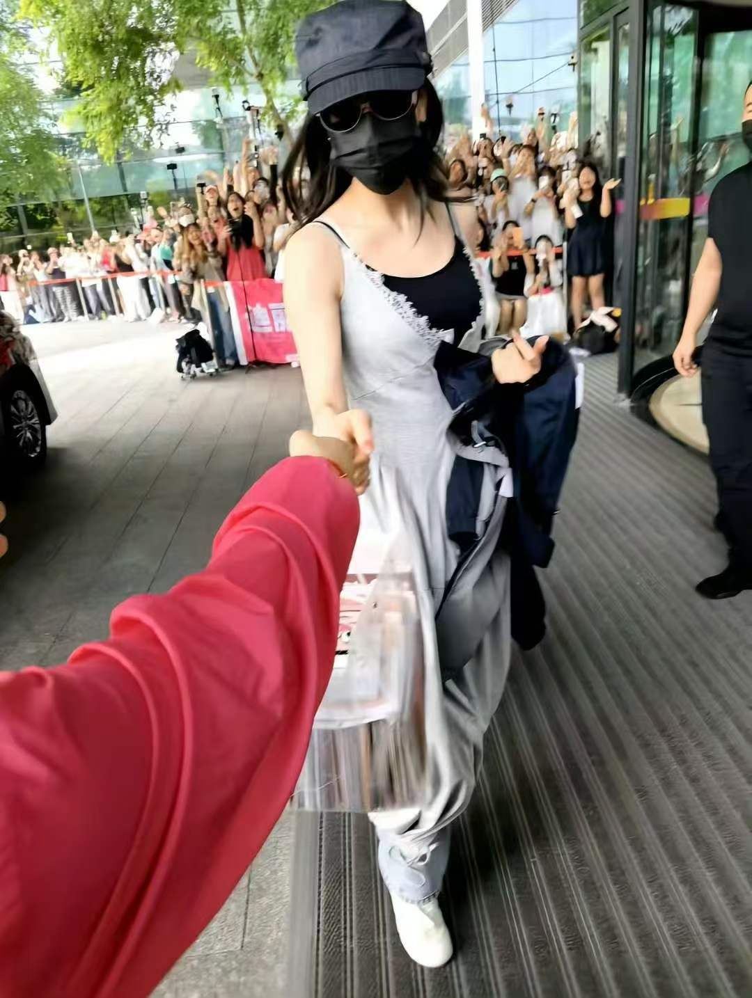 迪丽热巴听粉丝唱追光者爱她这件事我们每天会持续25个小时 她是光 我们是追光者 