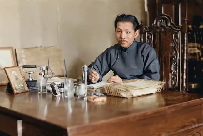1930年，权势达到巅峰的张学良在北平办公时的一张照片 