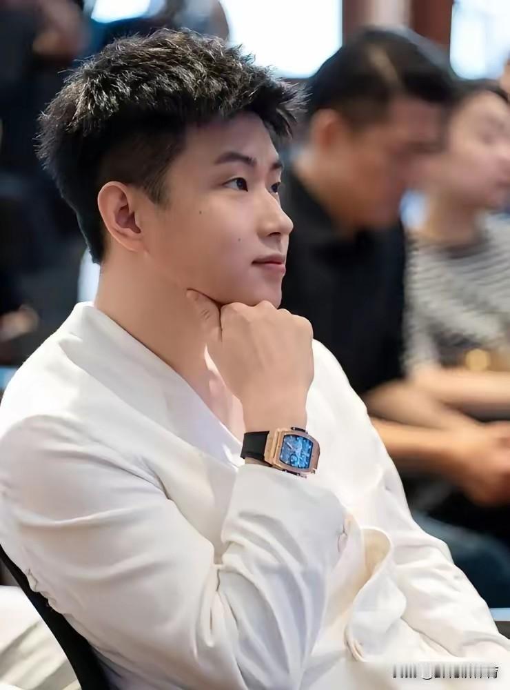 27个人冲进去，21个第一轮就没了。
这哪是比赛，这是绞肉机。
你仔细看那个奖金