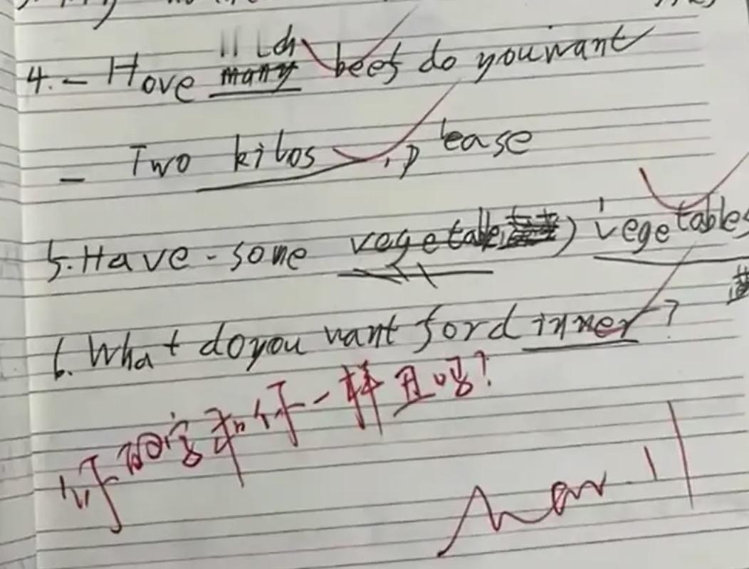 你的字和你一样  丑吗？我无法想象这是一位老师，在给学生批改作业时的批注！
事发