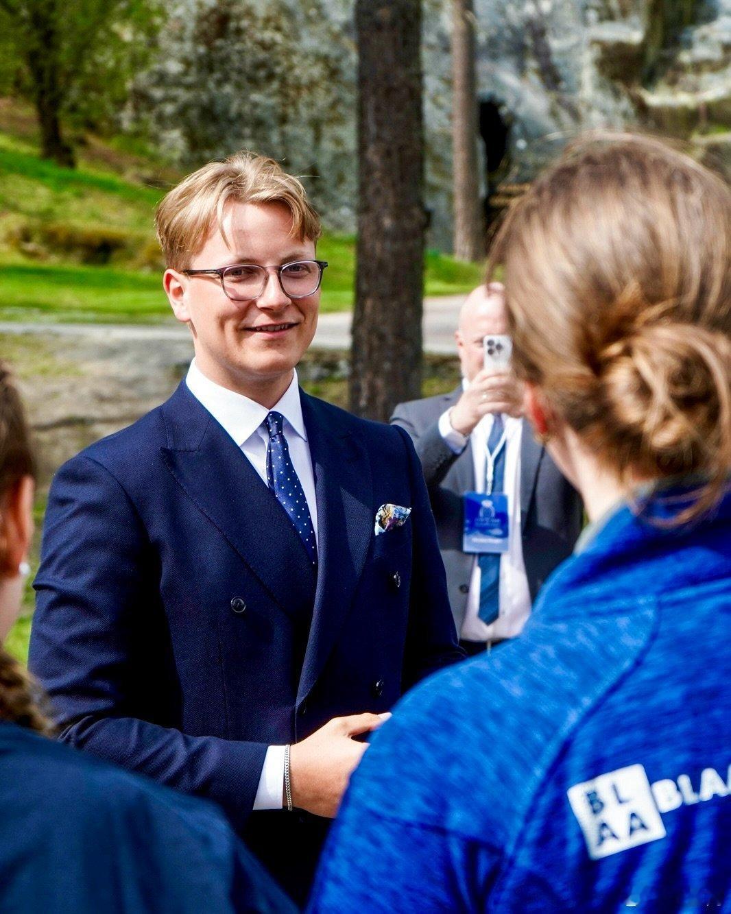 挪威王室 🇳🇴5月9日，斯韦勒王子在布斯克吕郡的莫迪姆参观Blaafarve