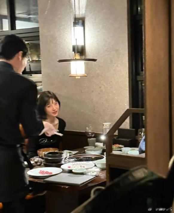 网友偶遇Joy和Crush约会 有网友偶遇Joy和Crush约会，Joy从金长发