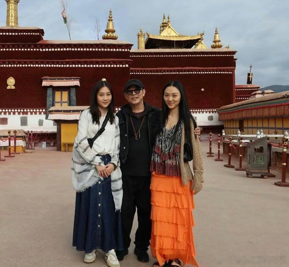 #李连杰和女儿拉萨旅游# 李连杰和两个女儿去拉萨旅游了，父女三人去了布达拉宫，李