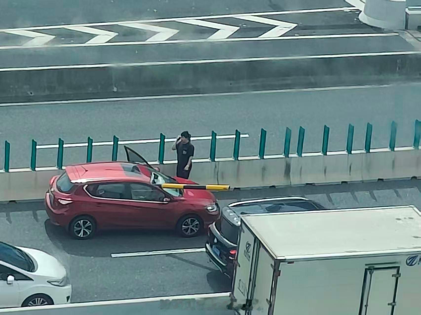 关于那根限高杆的后续...我愿称其为今日最幸运的人极度躁动