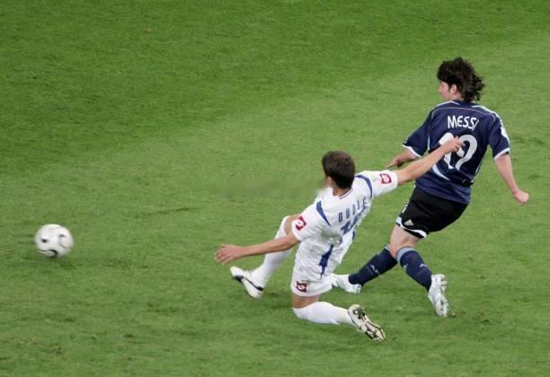 20年前的今天，当时还不满19岁的梅西首次亮相世界杯。在小组赛首轮对阵塞尔维亚和