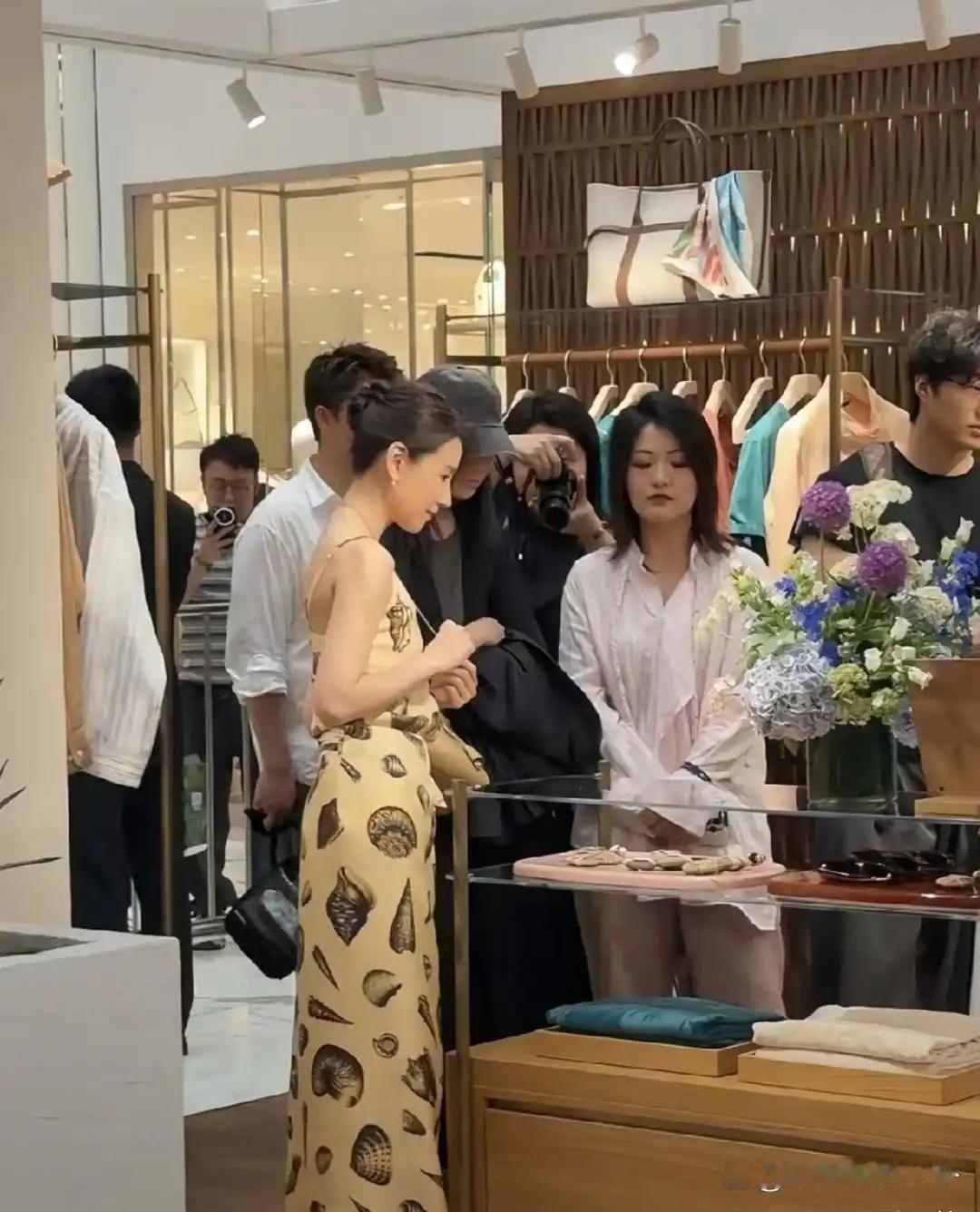 董洁，真人颜值状态在线，又美又有少女感，气质格外出众。 