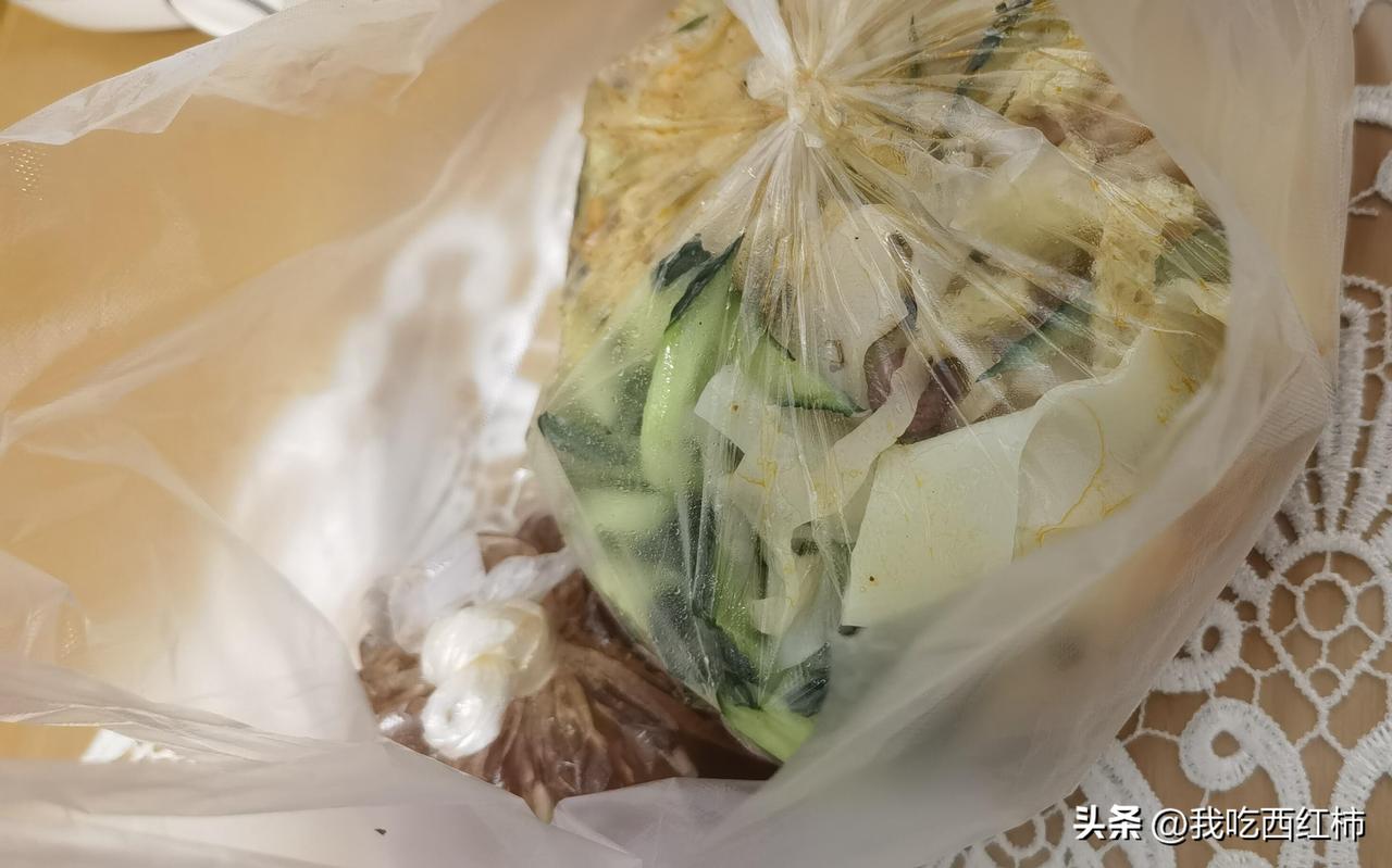 下班到家看见妈妈给我买的凉皮
今晚回来迟啦，到家叫了两声妈妈没有回应，才发现她在