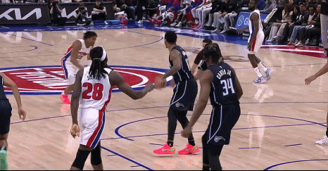 北京时间1月2日上午NBA常规赛魔术对阵活塞的比赛中出现意外伤病：比赛末节进行两