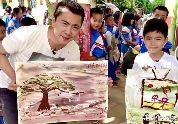 综艺节目里的三小只都长大了，而且还合体亮相，参加了一个活动。

实话实说，个子都
