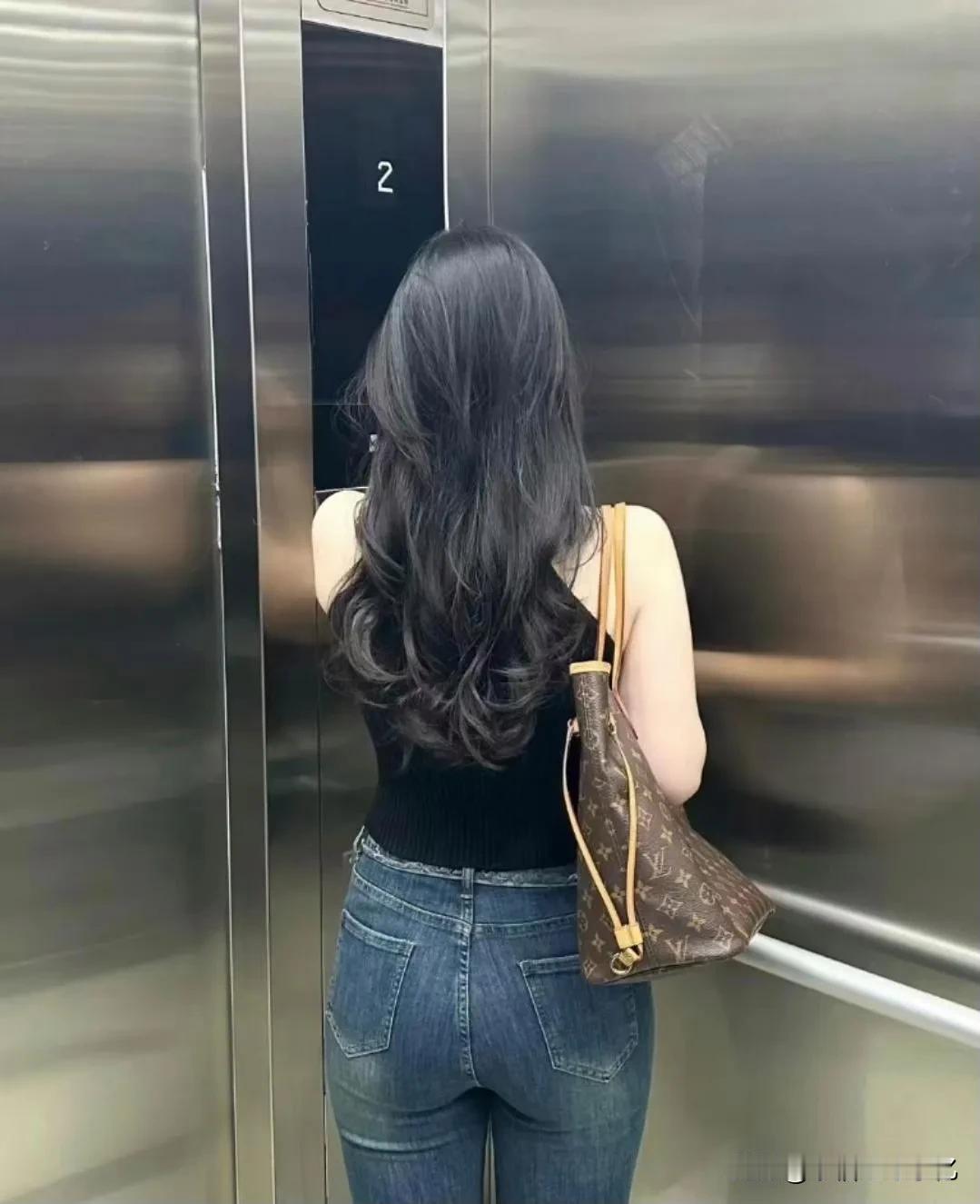 电梯到二楼不走了该怎么办？