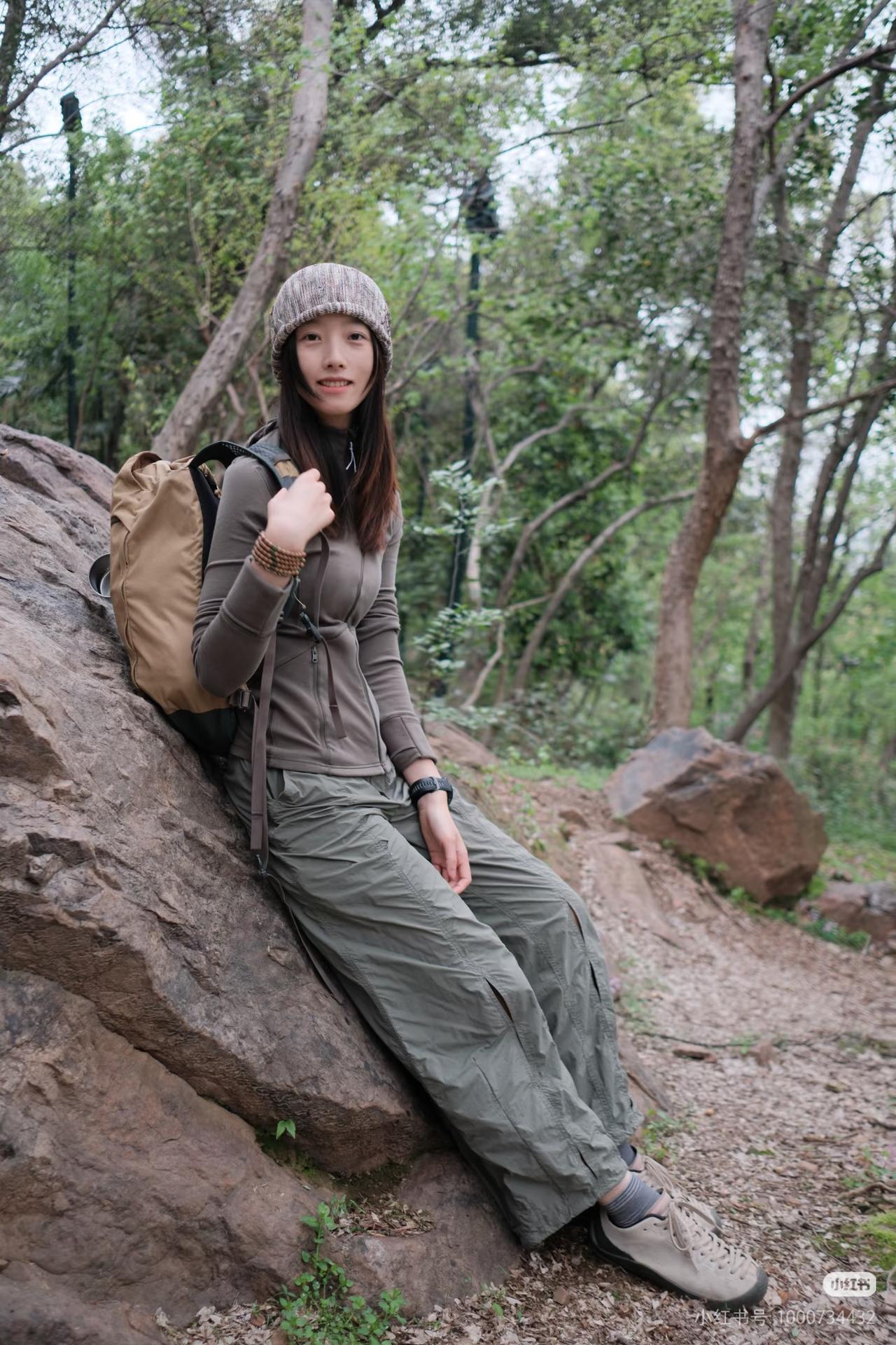 山间行旅人，背负行囊远。