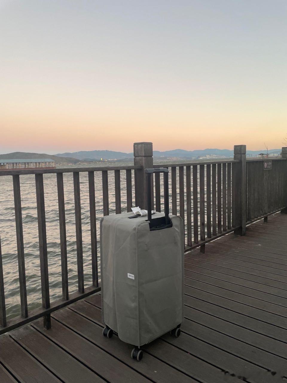 洱海边的日出与旅居小记昨天傍晚，经过七个多小时的长途跋涉，我终于抵达了洱海边的生