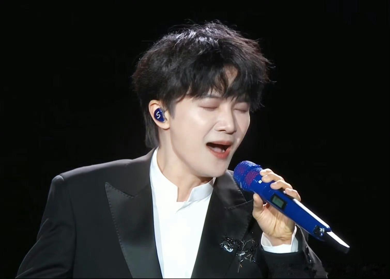 周深四渡主题曲渡首唱 周深在首映礼现场唱起渡，那句以我爱过每一方的苍生命脉交错，