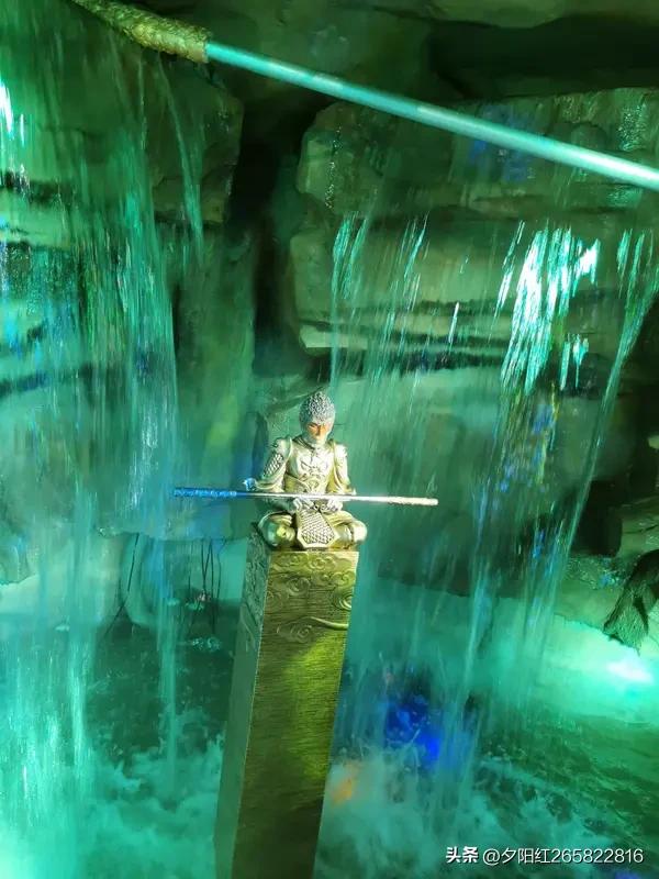 上联:悟空水帘洞
下联:八戒高家庄