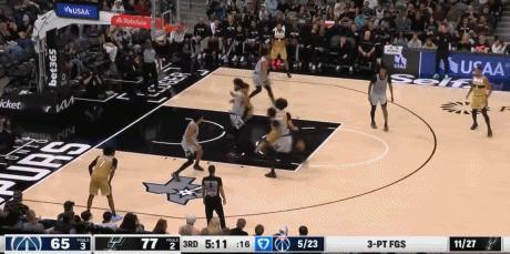 夸张臂展！文班亚马居然完成站帽！
在今天NBA常规赛马刺对阵奇才的第三节比赛中，