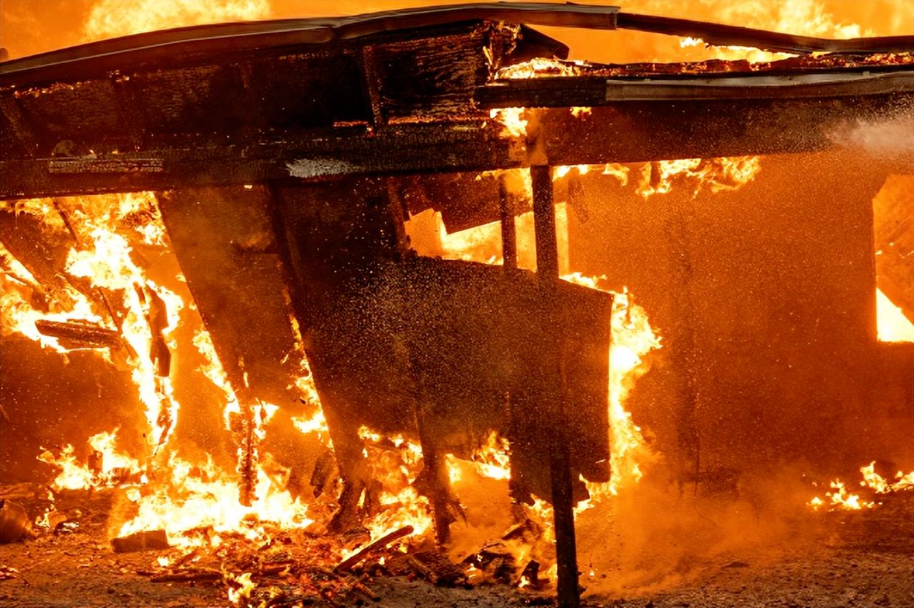 惊掉下巴！美国加州山火都过去一整年了，烧没的上万栋房子还堆在那儿，能住人的新房居