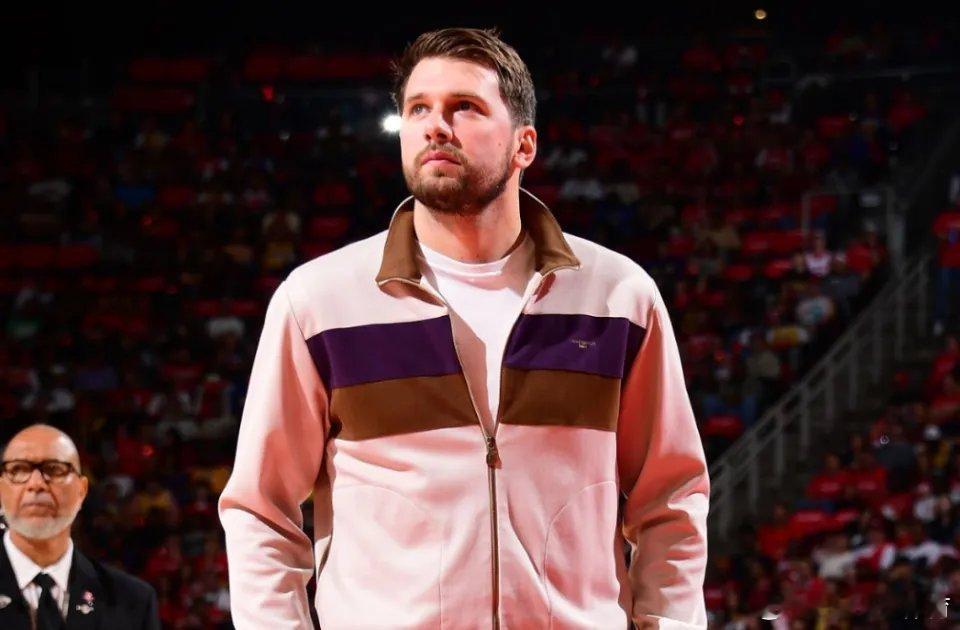 ESPN记者Shams在节目中谈到了湖人球员卢卡-东契奇的伤病恢复情况。“卢卡的