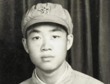 1951年，15岁新兵擦大炮，埋头看瞄准镜，突然瞅见，敌人阵地上出现一奇怪绿影，