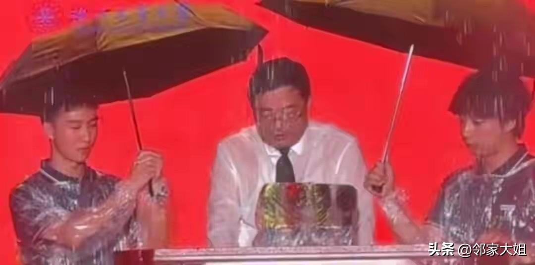 两把伞下的校长：一场开学典礼照见的教育思考
 
明明头顶两把伞，校长还是全身湿透