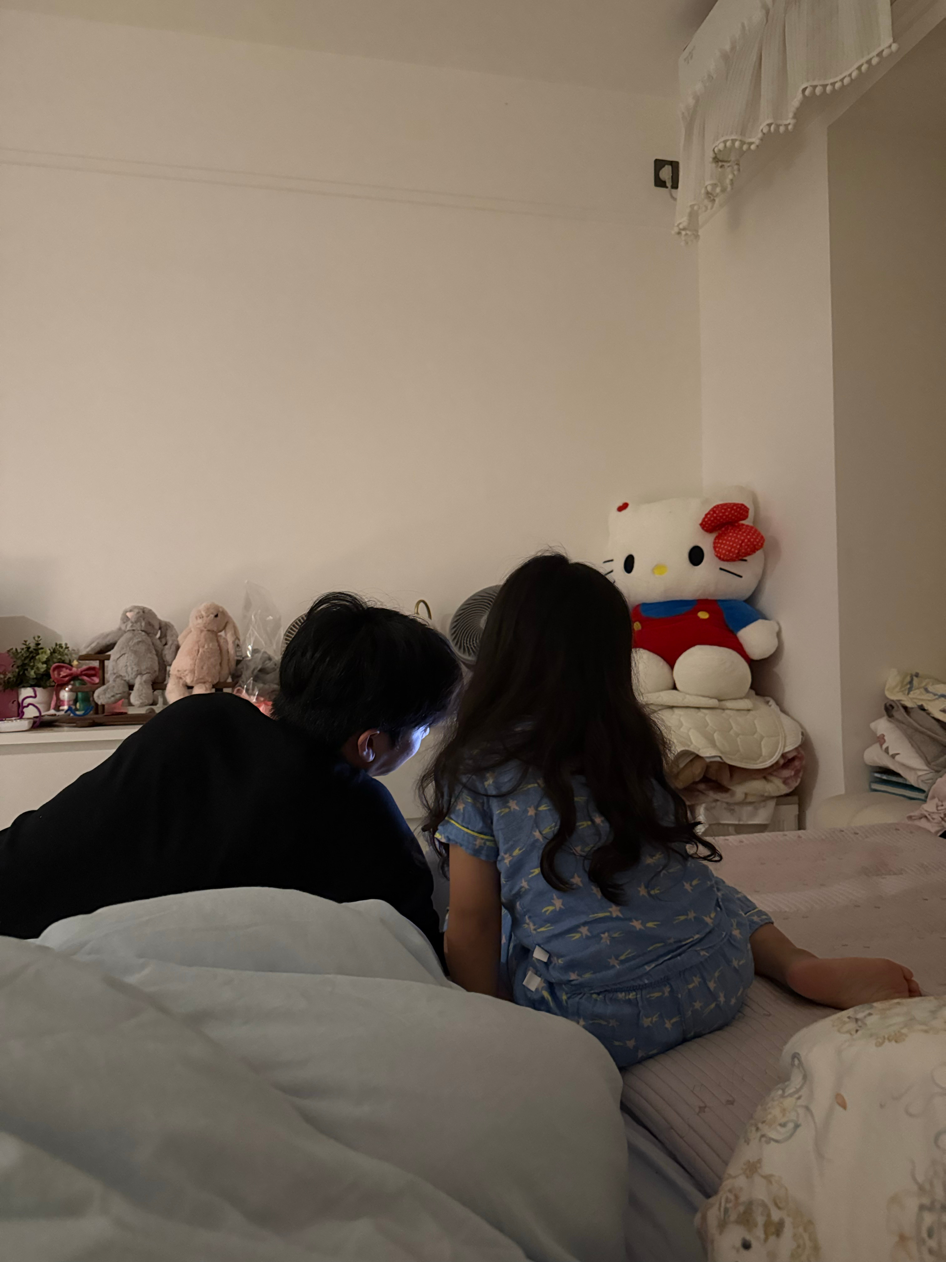 小孩姐放假第一天就开始熬夜 