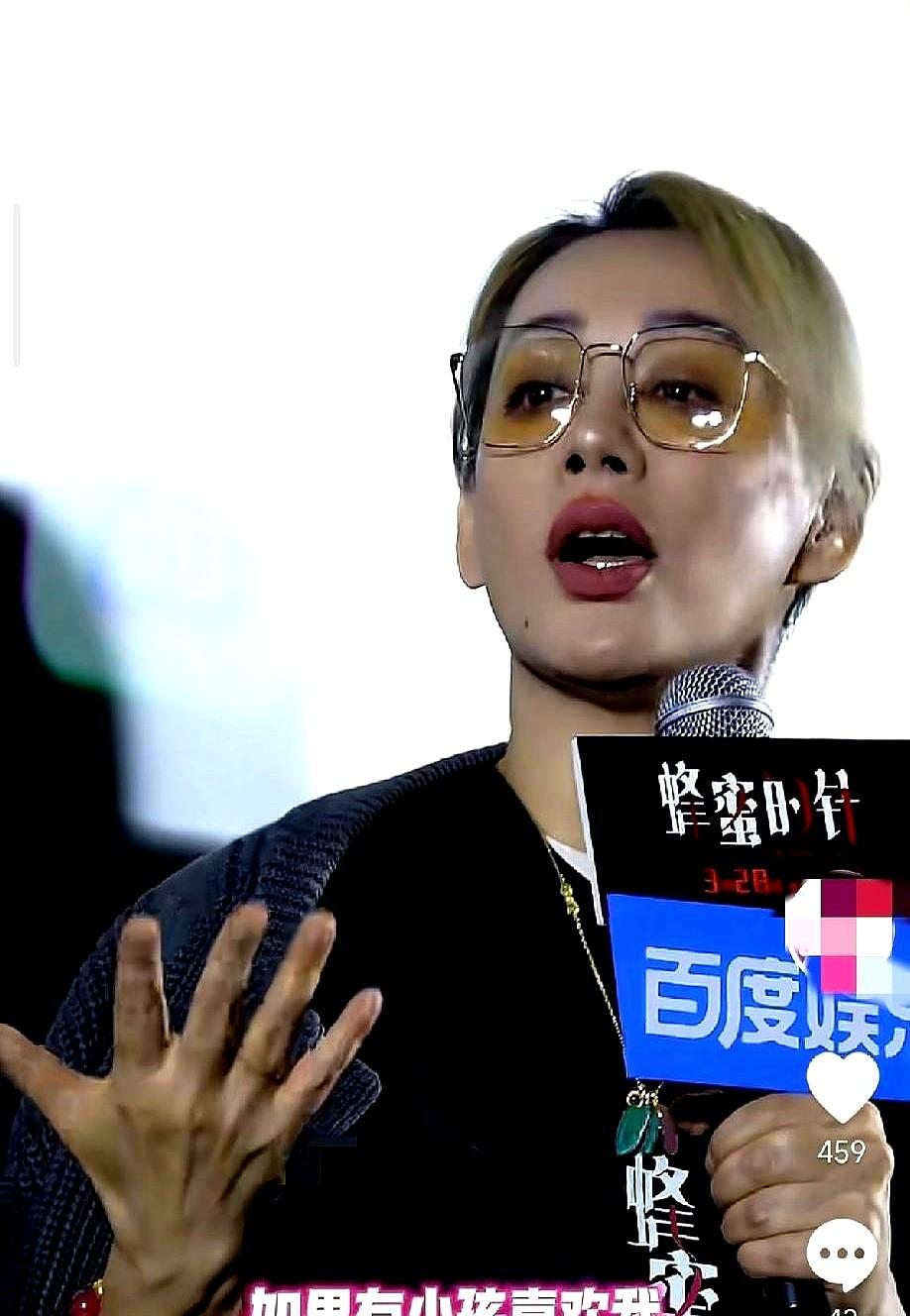 54岁宁静这话说得真狠！

她最近路演被问姐弟恋，直接说对20岁的小年轻下不了手