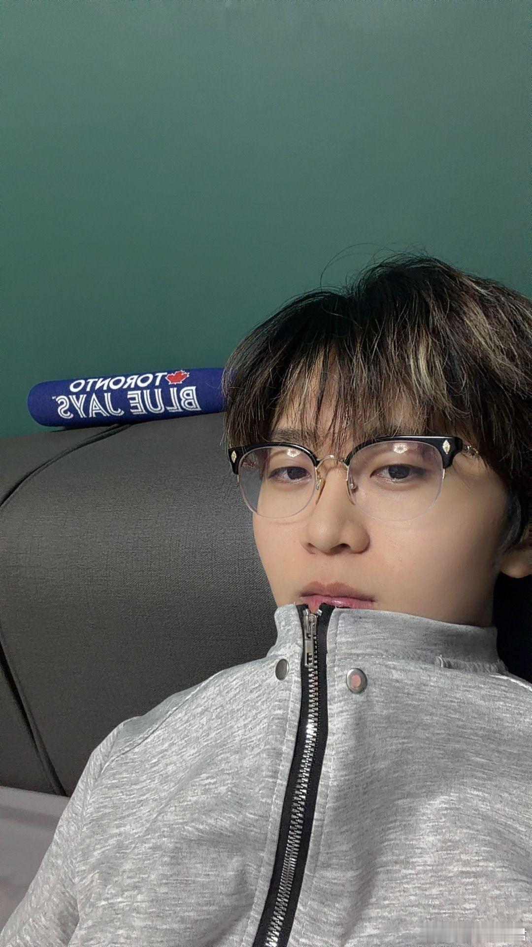 小春什么也没说，只留下一个“眼睛男冷脸萌”的tag©️小春🎶2026vctcn